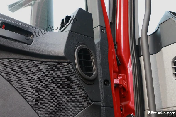 Foton Auman GTL Heavy Truck 290hp 6X2(8 wheels) 8m Refrigerated Truck (China VI) Cab (2) | 86Trucks