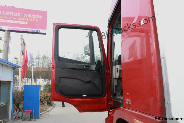 Foton Auman GTL Heavy Truck 290hp 6X2(8 wheels) 8m Refrigerated Truck (China VI) Cab (1) | 86Trucks