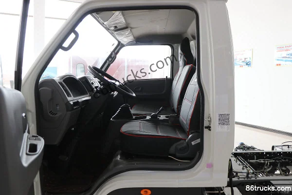 JMC Shunwei Narrow Body 143hp 4X2(6 wheels) 3.68m Single Row Stake Light Truck (China VI) (Air Brake) Cab (3) | 86Trucks