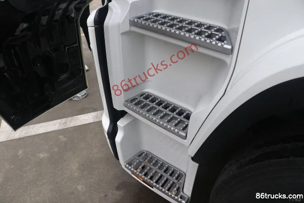 Isuzu Giga VC66 520 hp 6X4(10 wheels) Tractor Truck (China VI) Cab (2) | 86Trucks