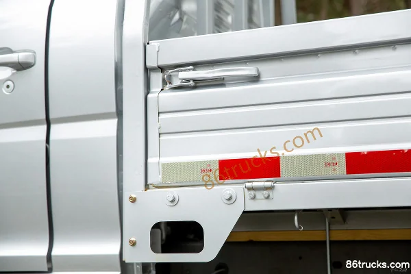 XINLONGMA Qiteng N60 Standard 1.5L 116 hp 4X2(6 wheels) 3.2m Single Row Flatbed Light Truck (China VI) Body (2) | 86Trucks