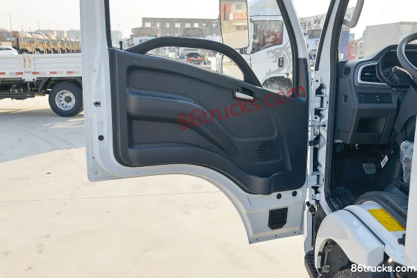 Yuejin Fuxing S100V 132hp 4X2(6 wheels) 4.05m single-row flatbed light truck (air brake) Cab (2) | 86Trucks