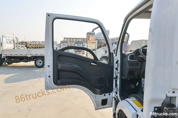 Yuejin Fuxing S100V 132hp 4X2(6 wheels) 4.05m single-row flatbed light truck (air brake) Cab (1) | 86Trucks
