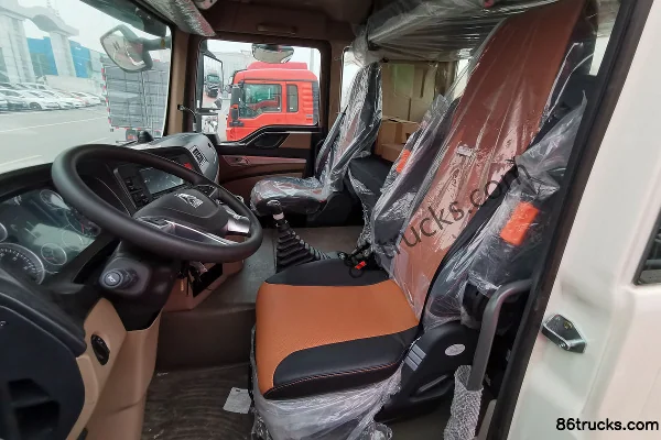 Sinotruk HOWO TX 330 hp 6X2(8 wheels) 9.6m lift-door van truck (China VI) Cab (3) | 86Trucks