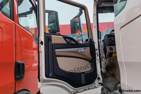 Sinotruk HOWO TX 330 hp 6X2(8 wheels) 9.6m lift-door van truck (China VI) Cab (1) | 86Trucks