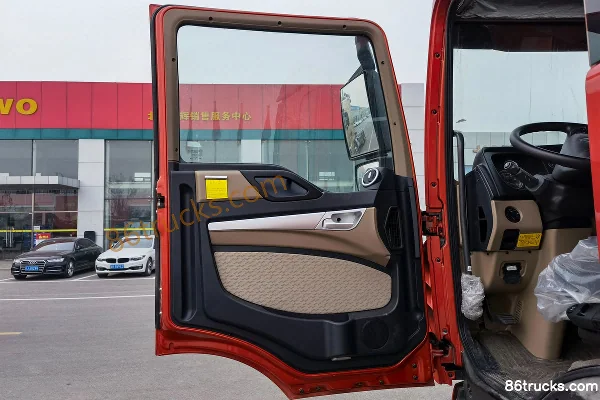 Sinotruk HOWO TX Luxury Edition 220hp 4X2(6 wheels) 6.75m Flatbed Cargo Truck (China VI) Cab (1) | 86Trucks