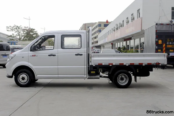 Dongfeng Xiaobawang W18 1.6L 122 hp 4X2(6 wheels) 2.55m double-row flatbed mini truck Exterior (3) | 86Trucks