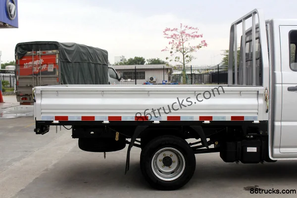 Dongfeng Xiaobawang W18 1.6L 122 hp 4X2(6 wheels) 2.55m double-row flatbed mini truck Body (1) | 86Trucks