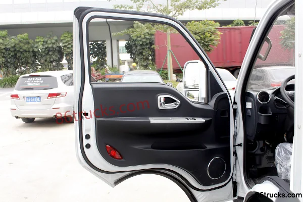 Dongfeng T5 2.3L 95 hp diesel 4X2(6 wheels) 3.7m single-row refrigerated truck (China VI) Cab (1) | 86Trucks