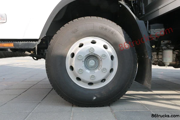 Qingling Lingka Composite Type 150hp 4X2(6 wheels) 4.13m Single Row Stake Truck Chassis (1) | 86Trucks