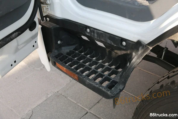 Qingling Lingka Composite Type 150hp 4X2(6 wheels) 4.13m Single Row Stake Truck Cab (3) | 86Trucks