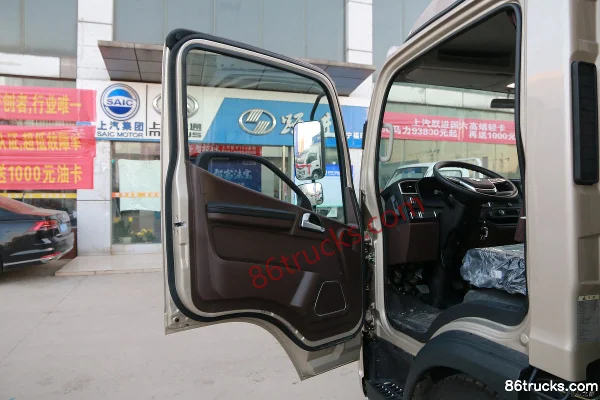 FAW Jiefang Lingtu Medium Body 130hp 4X2(6 wheels) 4.16m Single Row Stake Truck (China VI) Cab (1) | 86Trucks