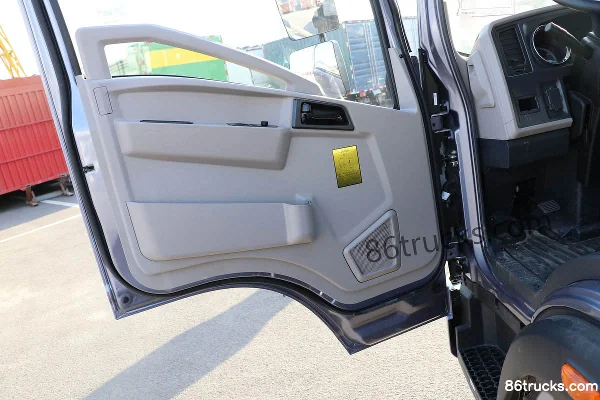 Sinotruk HOWO Tongshuai 160 hp 4X2(6 wheels) 4.15m single-row flatbed light truck (wide-body) (China VI) Cab (1) | 86Trucks