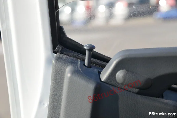 Tangjun Ouling Small BMW 115 hp 4X2(6 wheels) 2.56m Double Row Flatbed Light Truck (China VI) Cab (3) | 86Trucks