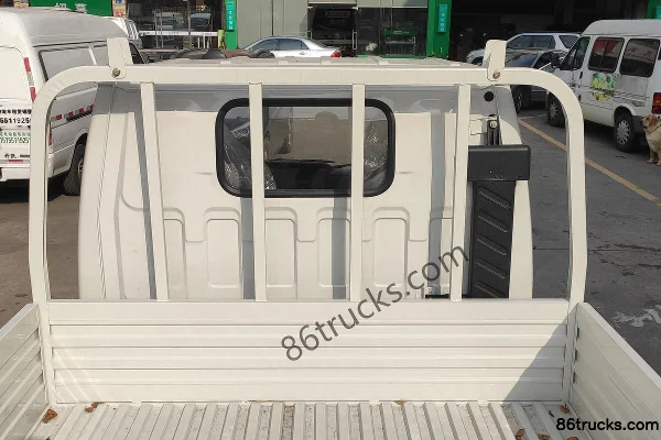 JMC Shunda Small Truck Deluxe 116 hp 4X2(6 wheels) 3.7m Single Row Flatbed Light Truck (China VI) Cab (1) | 86Trucks