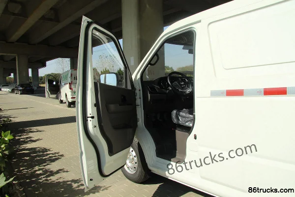 Dongfeng Yufeng EM26 3T 4.865m Pure Electric Van Transport Truck (Range 220km) 41.472kWh Cab (1) | 86Trucks