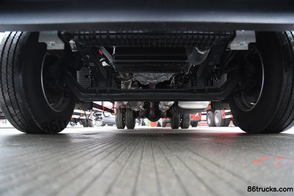 SAIC Hongyan Jiebao H6 Standard Load Edition 190hp 4X2(6 wheels) 6.8m Stake Truck Chassis (1) | 86Trucks
