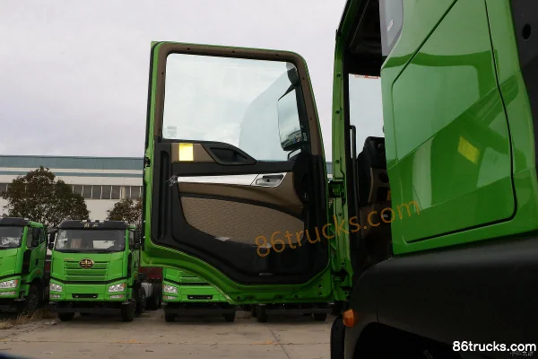 Sinotruk HOWO TX Basic Edition Flagship Edition 460hp 8X4(12 wheels) 5.8m Dump Garbage Truck (ZZ5317ZLJV256GF1) Cab (1) | 86Trucks