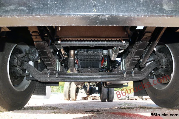 JAC Dewos Q9 220 hp 4X2(6 wheels) 6.8m semi-row van cargo truck (China VI) Chassis (2) | 86Trucks