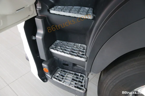 Guangqi HINO 700 Zhizhen Heavy Truck 450 hp 6X4(10 wheels) Dangerous Goods Tractor Truck (16-speed)(China VI) Cab (2) | 86Trucks