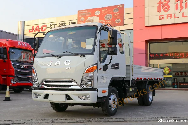 JAC Kangling J3 135hp 4X2(6 wheels) 3.37m Semi-row Flatbed Light Truck (China VI) Exterior (3) | 86Trucks