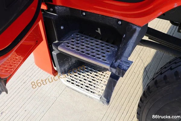 Yuejin Chaoyue H500 184 hp 4X2(6 wheels) 5.77m semi-row stake truck (China VI) Cab (3) | 86Trucks