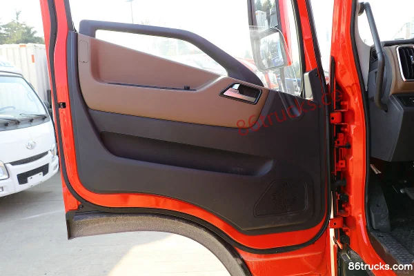 Yuejin Chaoyue H500 184 hp 4X2(6 wheels) 5.77m semi-row stake truck (China VI) Cab (2) | 86Trucks