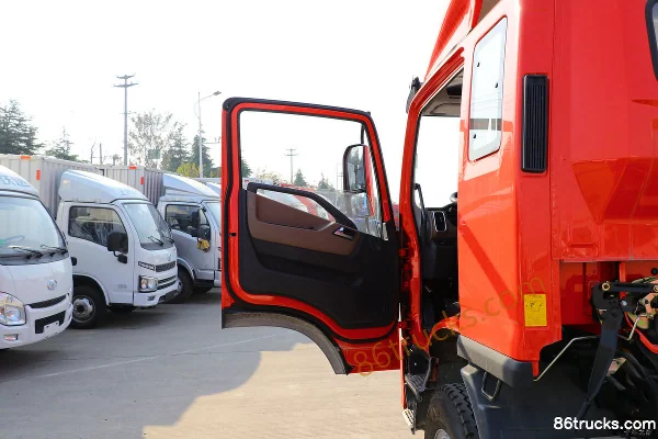 Yuejin Chaoyue H500 184 hp 4X2(6 wheels) 5.77m semi-row stake truck (China VI) Cab (1) | 86Trucks