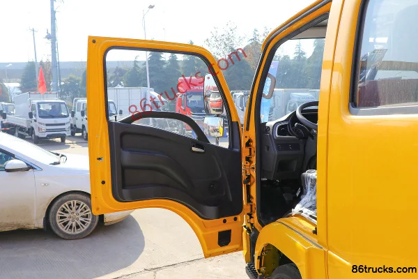 Yuejin Fuxing S100Plus 115 hp 4X2(6 wheels) 3.2m double-row flatbed light truck (China VI) Cab (1) | 86Trucks