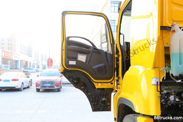 Qingling Isuzu Giga VC66 460 hp 6X4(10 wheels) tractor truck (China VI) Cab (2) | 86Trucks