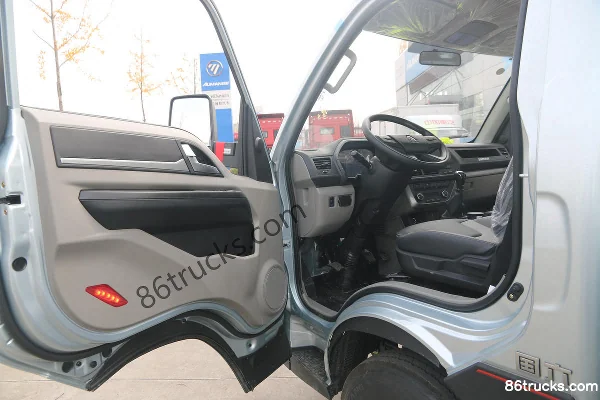 Sinotruk HOWO Xiaoshuai 120hp 4X2(6 wheels) 3.95m single-row flatbed light truck (hydraulic brake) Cab (1) | 86Trucks