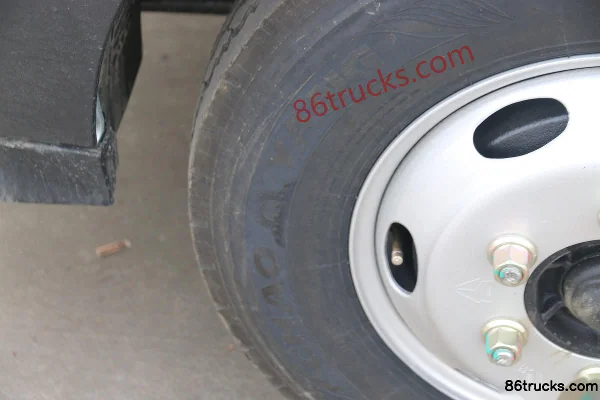 Sinotruk HOWO Xiaoshuai 120hp 4X2(6 wheels) 3.95m single-row flatbed light truck (hydraulic brake) Chassis (3) | 86Trucks