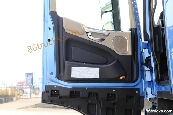 JAC Beyond Q7 heavy truck 560 hp 6X4(10 wheels) tractor truck Cab (3) | 86Trucks