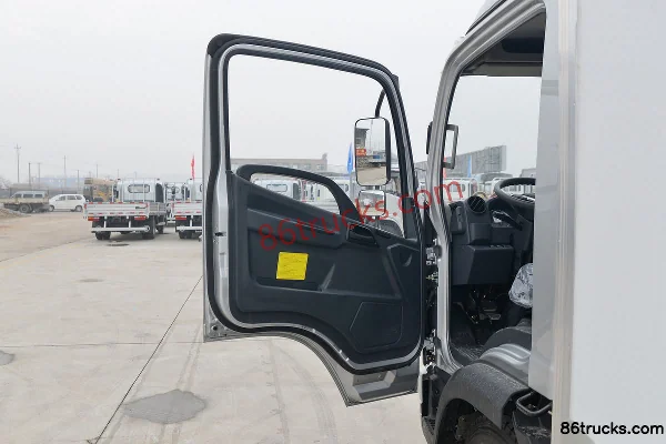 FAW Jiefang Hu VH 150hp 4X2(6 wheels) 4.13m refrigerated truck Cab (1) | 86Trucks