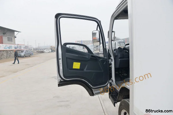 FAW Jiefang Hu VN 130 hp 4X2(6 wheels) 4.05m refrigerated truck (Weichai) Cab (1) | 86Trucks