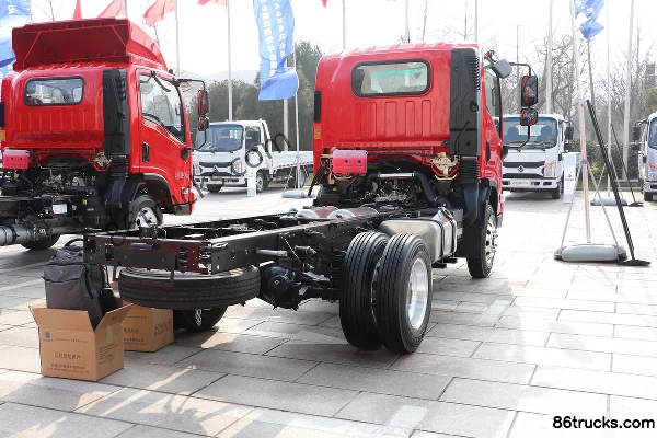 Jialong Longju Standard Load Luxury Upgrade 150hp 4X2(6 wheels) 4.12m Single Row Stake Truck (Wide Body) Exterior (3) | 86Trucks