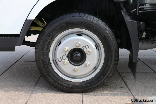 Ouling Jinlika 2 127hp 4X2(6 wheels) 4.13m single-row flatbed light truck (China VI) Chassis (1) | 86Trucks