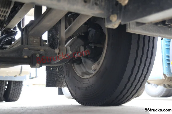 Foton Auman GTL Zhixiang Edition Basic 460 hp 6X4(10 wheels) LNG tractor truck Chassis (3) | 86Trucks