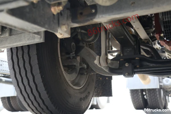 Foton Auman GTL Zhixiang Edition Basic 460 hp 6X4(10 wheels) LNG tractor truck Chassis (2) | 86Trucks
