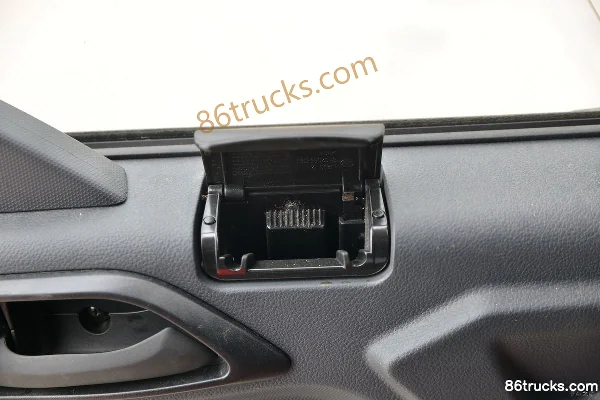 FAW Jiefang Hu VH 190hp 4X2(6 wheels) 5.16m single-row van light truck Cab (3) | 86Trucks