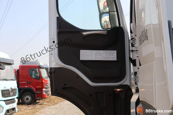 Dongfeng Liuqi Chenglong H7 Heavy Truck 520hp 4X2(6 wheels) AMT Automatic Tractor Truck (China VI) Cab (3) | 86Trucks