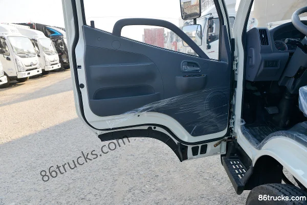 Foton Aumark Jiefang Classic Edition 132 hp 4X2(6 wheels) 3.655m single-row van light truck (China VI) Cab (2) | 86Trucks