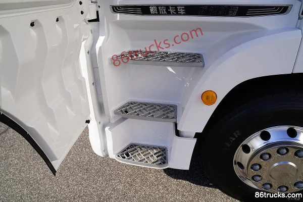 FAW Jiefang Qingdao Yingtu First Class 560 hp 6X4(10 wheels) AMT automatic tractor truck (China VI) Cab (3) | 86Trucks