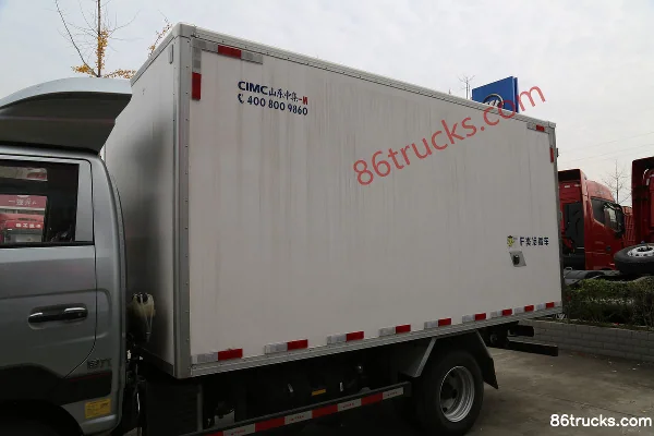 Sinotruk HOWO Zhixiang 130 hp 4X2(6 wheels) 3.8m refrigerated truck (axle ratio 4.333) Body (1) | 86Trucks