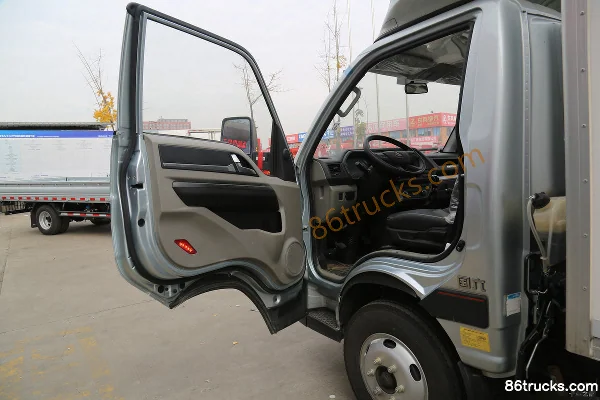 Sinotruk HOWO Zhixiang 130 hp 4X2(6 wheels) 3.8m refrigerated truck (axle ratio 4.333) Cab (1) | 86Trucks
