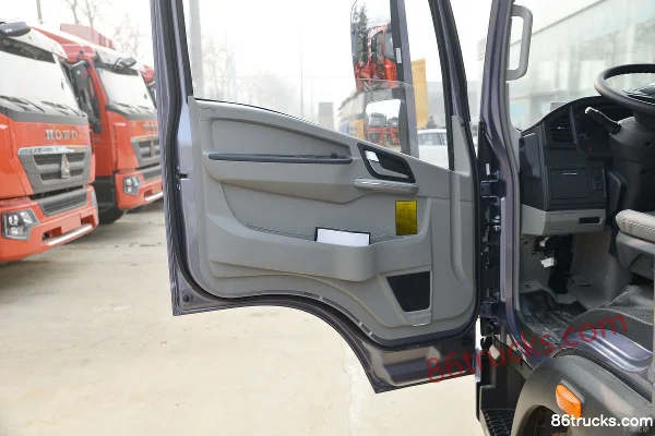 Sinotruk HOWO Tongshuai 2021 model 130 hp 4X2(6 wheels) 4.15m single-row van light truck (China VI) Cab (2) | 86Trucks