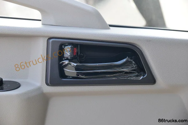 Sinotruk HOWO Tongshuai 130 hp 4X2(6 wheels) 4.15m single-row flatbed light truck (China VI) Cab (3) | 86Trucks