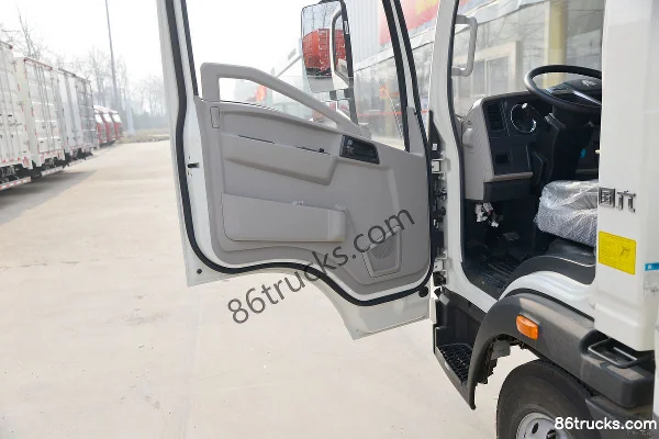 Sinotruk HOWO Tongshuai 130 hp 4X2(6 wheels) 4.15m single-row flatbed light truck (China VI) Cab (2) | 86Trucks