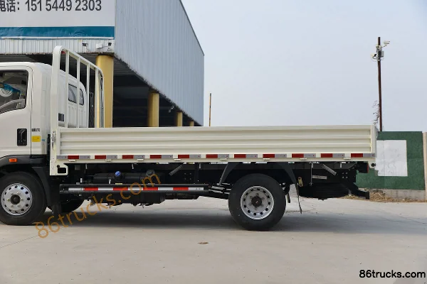 Sinotruk HOWO Tongshuai 130 hp 4X2(6 wheels) 4.15m single-row flatbed light truck (China VI) Body (2) | 86Trucks