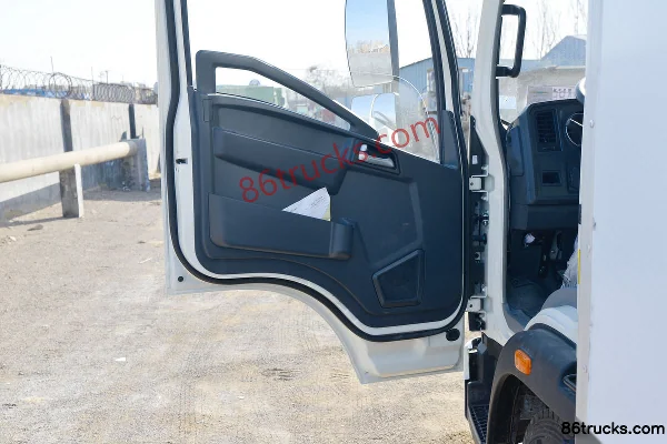 Sinotruk HOWO Hanjiang 150hp 4X2(6 wheels) 4.1m refrigerated truck Cab (2) | 86Trucks